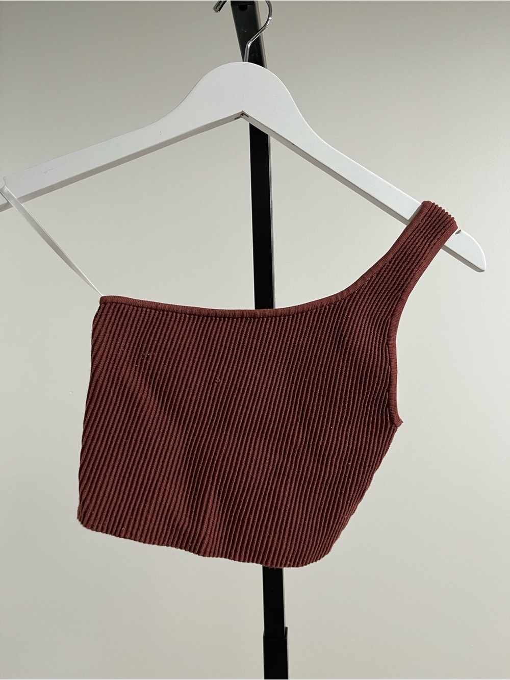 Babaton Ribbed One-Shoulder Crop Tank